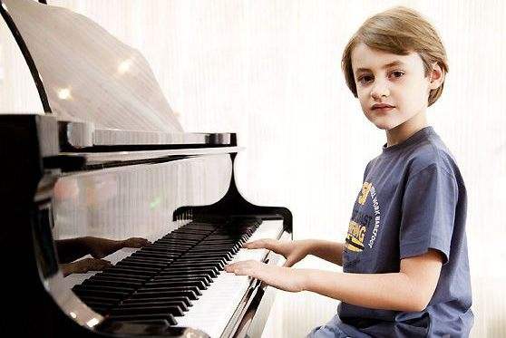 孩子学钢琴.jpg