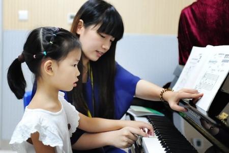 孩子学钢琴1.jpg