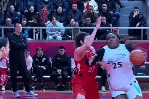 “开始享受假期～库里一家在科切拉音乐节～”